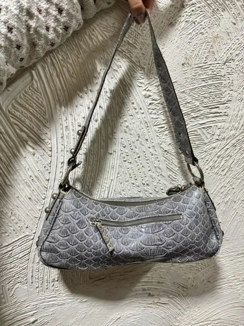 Cartera de cuero gris con diseño elegante - 3