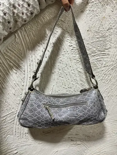 Cartera de cuero gris con diseño elegante - miniatura 3