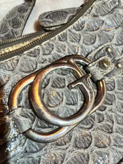 Cartera de cuero gris con diseño elegante - miniatura 4