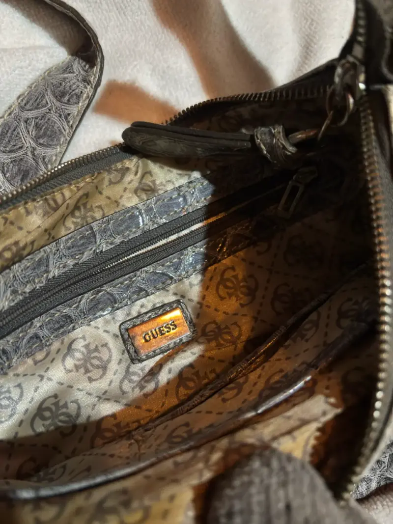 Cartera de cuero gris con diseño elegante - 5
