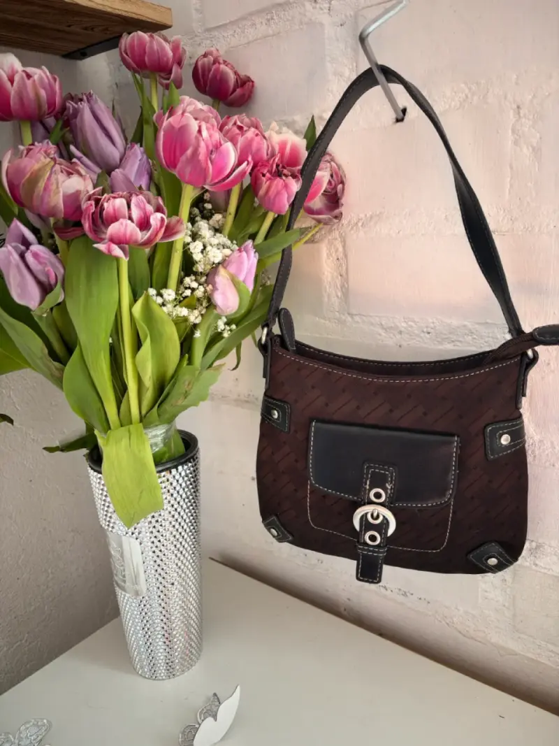 Cartera de cuero marrón con hebilla decorativa - 1