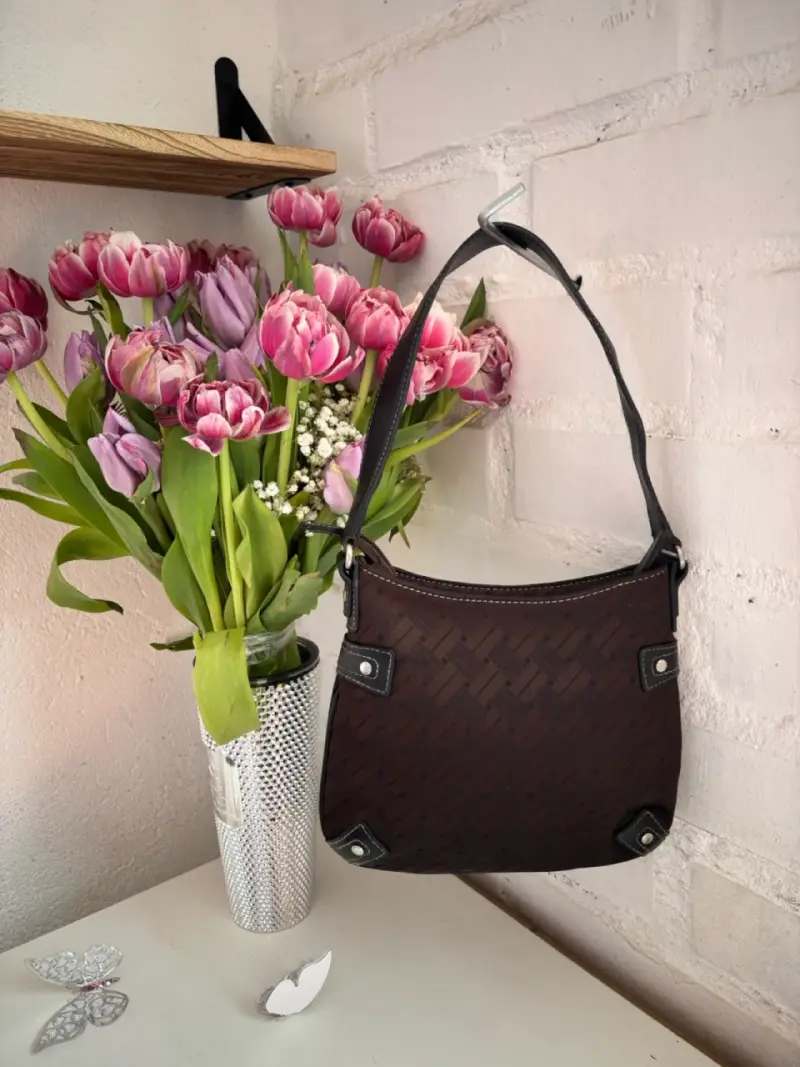 Cartera de cuero marrón con hebilla decorativa - 2