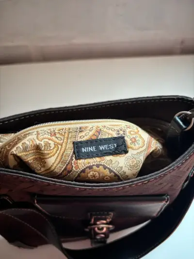 Cartera de cuero marrón con hebilla decorativa - miniatura 3
