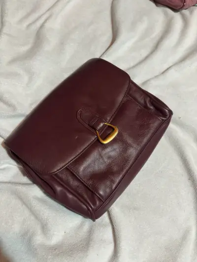 Cartera de cuero marrón con hebilla dorada - miniatura 1