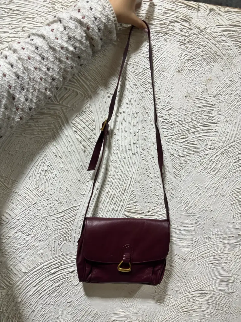Cartera de cuero marrón con hebilla dorada - 2