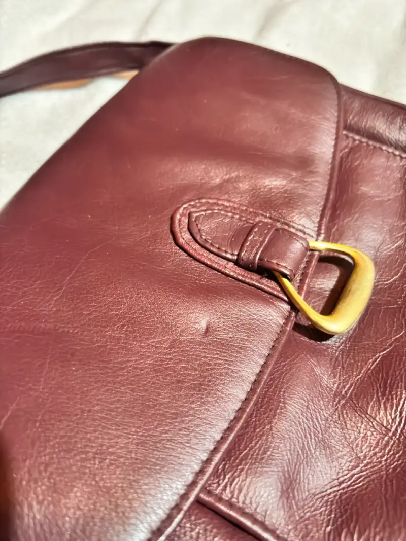 Cartera de cuero marrón con hebilla dorada - 3