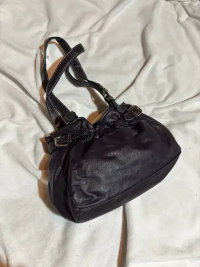 Bolso de cuero negro con correas ajustables - miniatura 2