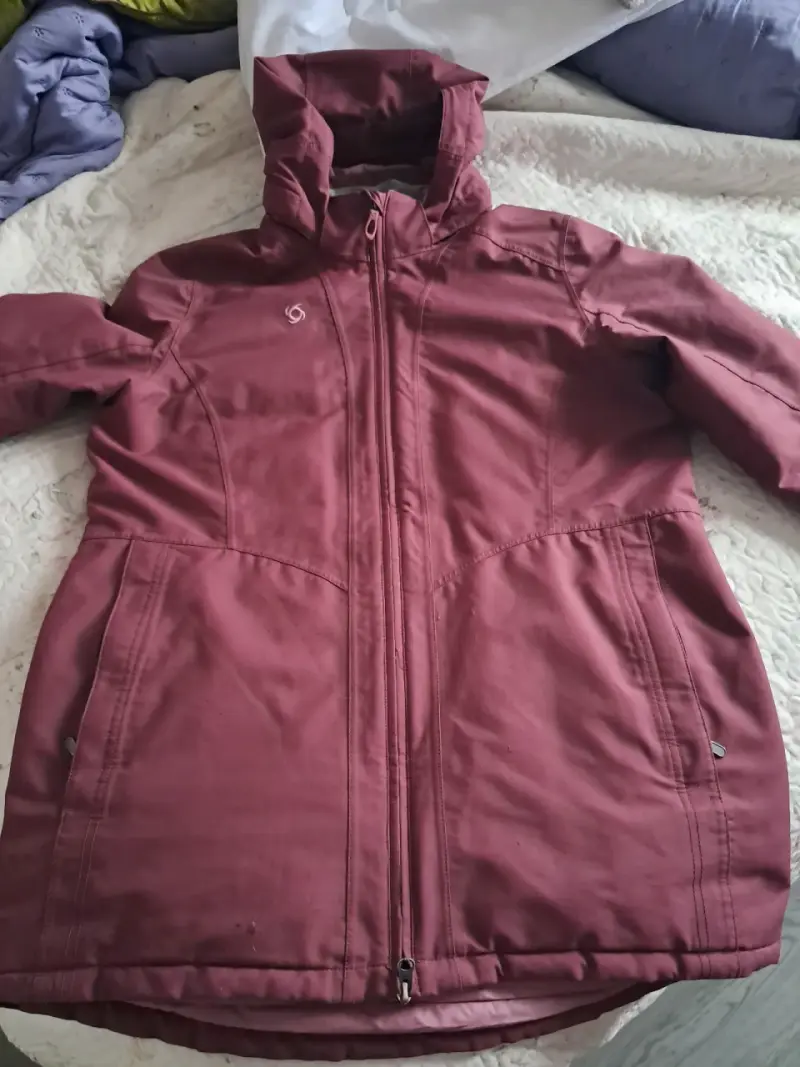 Chaqueta impermeable burdeos con capucha - 1