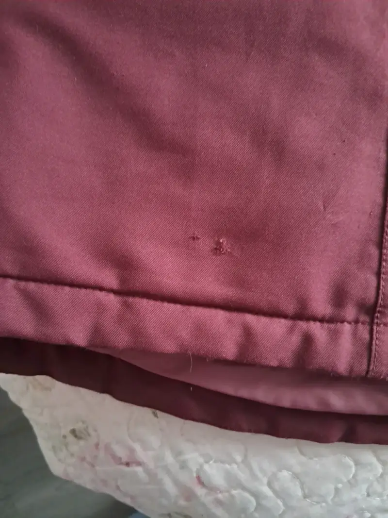 Chaqueta impermeable burdeos con capucha - 2