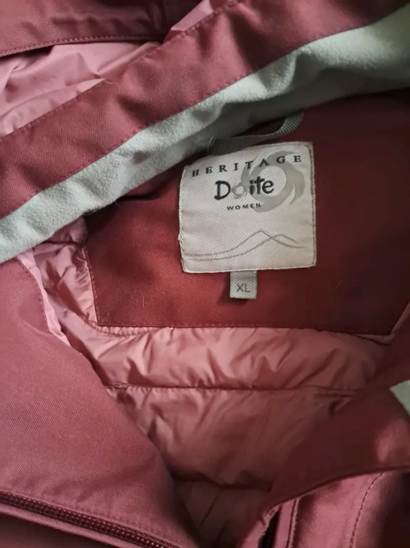 Chaqueta impermeable burdeos con capucha - 3
