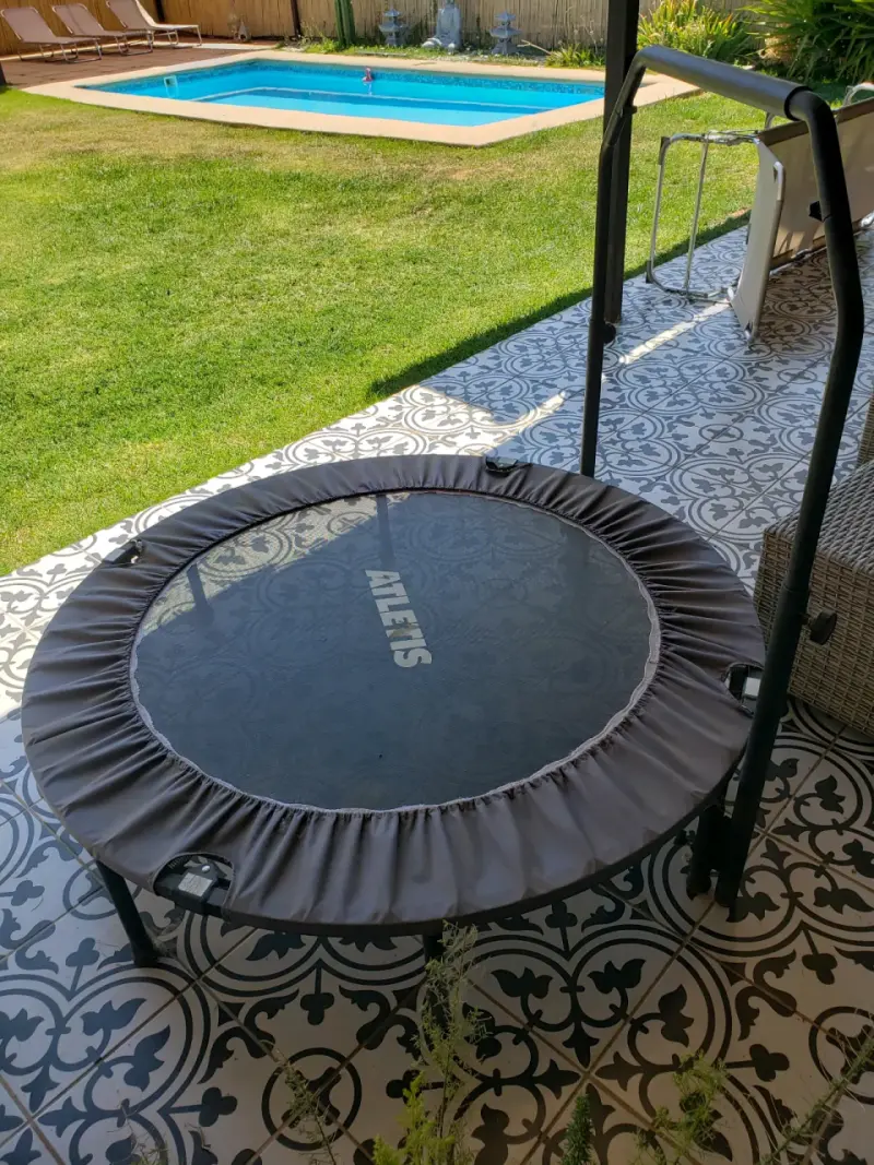 Trampolín ejerció grande con barra de seguridad