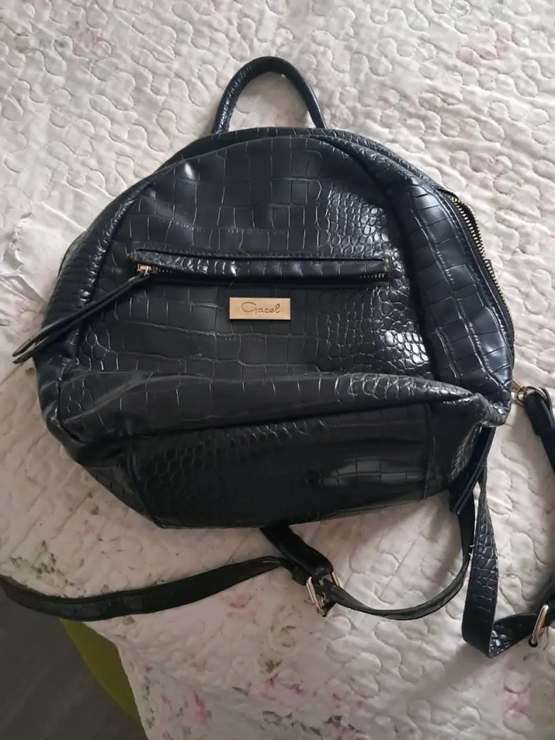 Mochila negra de cuero sintético Gacel