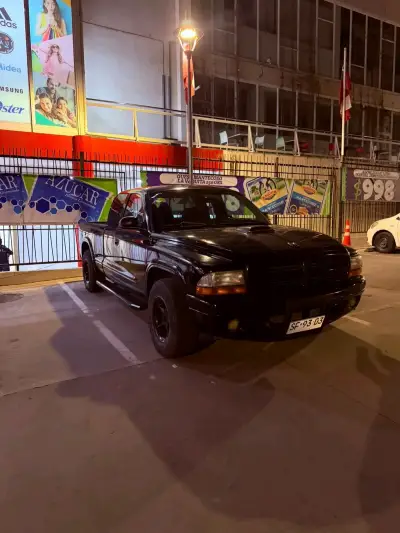 Camioneta negra en buen estado - miniatura 1
