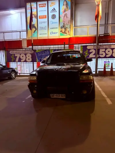 Camioneta negra en buen estado - miniatura 2