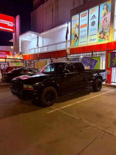 Camioneta negra en buen estado - miniatura 3