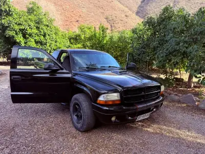 Camioneta negra en buen estado - miniatura 6