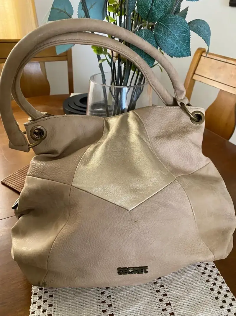 Bolso Secret beige de cuero elegante