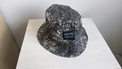 Sombrero bucket Wild Lama estampado - miniatura 1