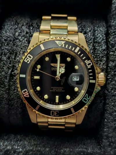 Reloj dorado Invicta profesional resistente al agua - miniatura 1