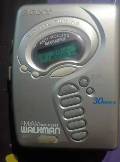 Walkman Sony con radio FM y Mega Bass para mantenc - miniatura 2