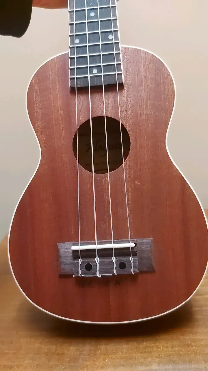 Ukulele soprano de caoba marca Alaguez - 3