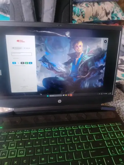 Laptop HP con teclado retroiluminado Ryzen 7 - miniatura 1