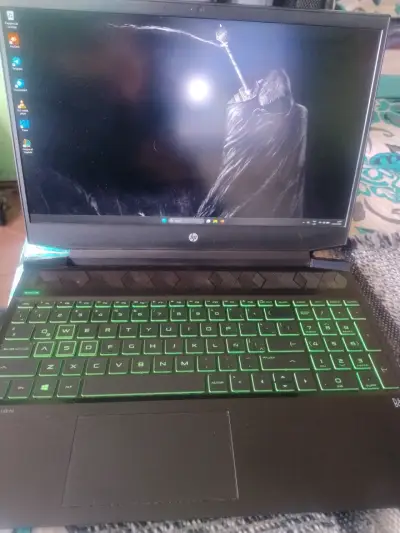 Laptop HP con teclado retroiluminado Ryzen 7 - miniatura 2