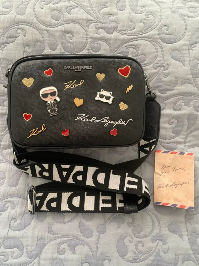Cartera Karl Lagerfeld negra con diseño único - 1