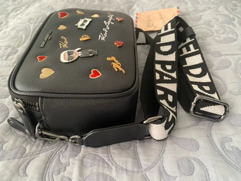 Cartera Karl Lagerfeld negra con diseño único - 2