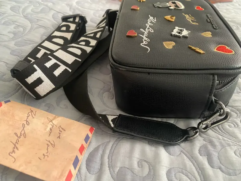 Cartera Karl Lagerfeld negra con diseño único - 3