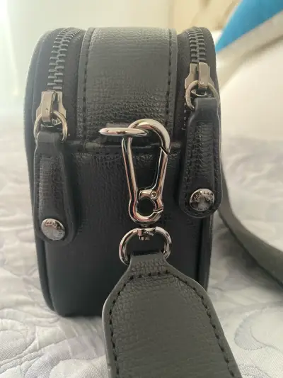 Cartera Karl Lagerfeld negra con diseño único - miniatura 4