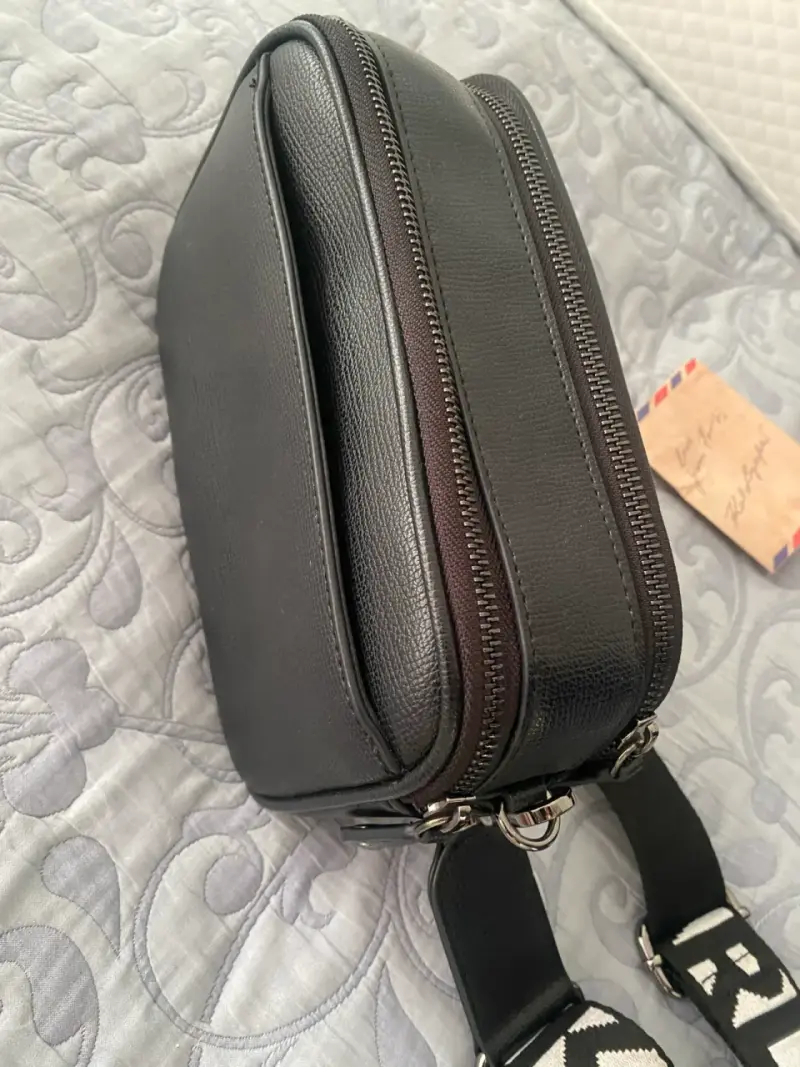 Cartera Karl Lagerfeld negra con diseño único - 6