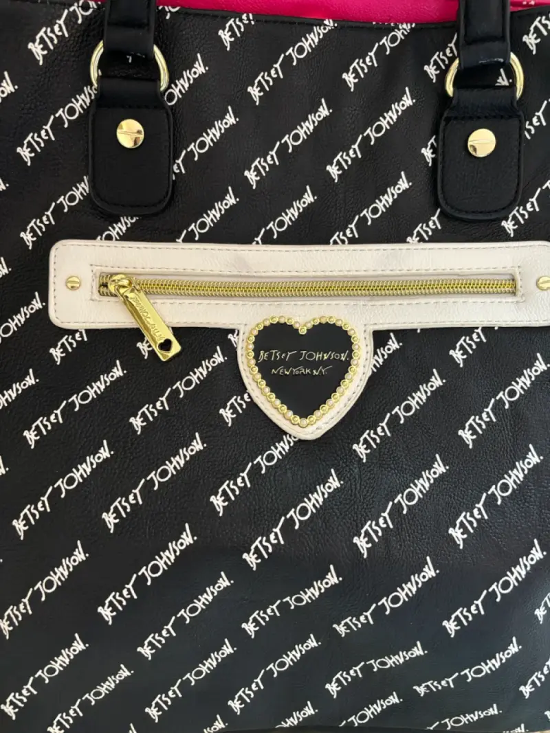 Bolso tote Betsey Johnson negro con diseño - 3