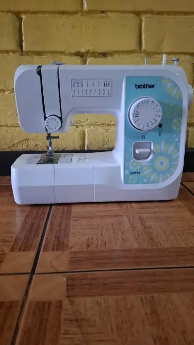 Máquina de coser Brother JS2135 blanca - miniatura 1