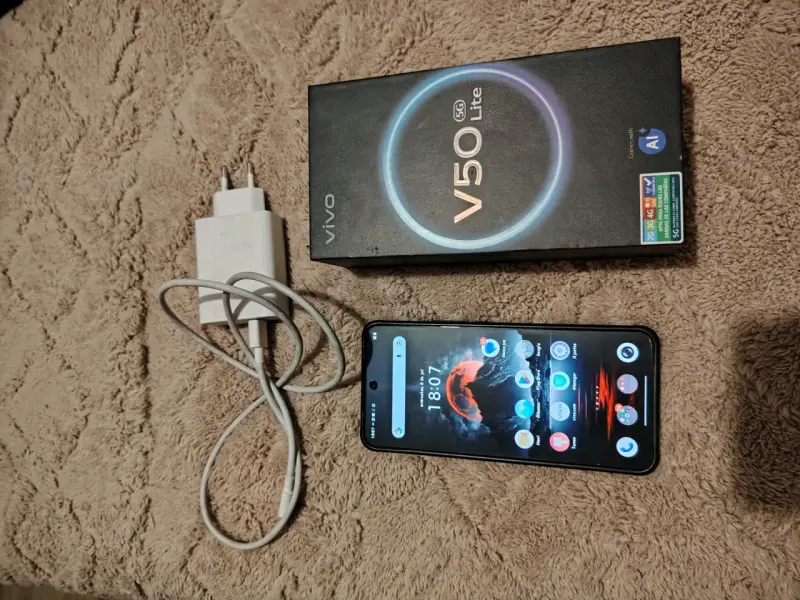 Smartphone Vivo V50 Lite 5G con cargador - 1
