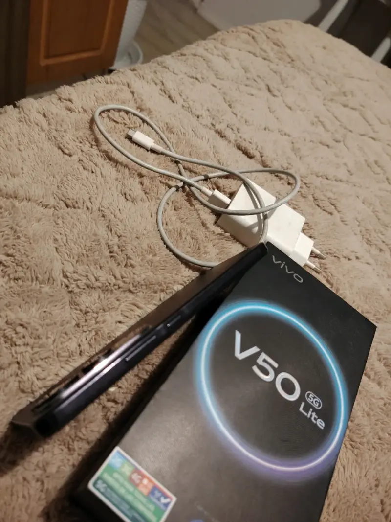 Smartphone Vivo V50 Lite 5G con cargador - 6