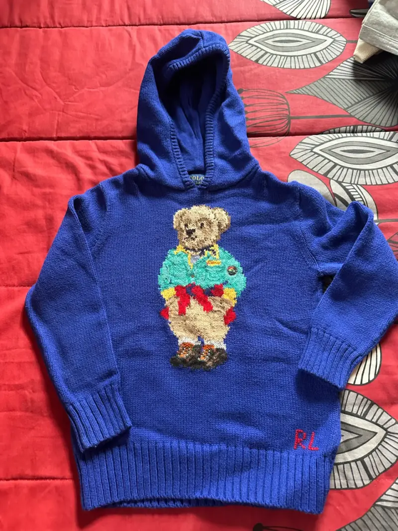 Polerón azul con capucha y diseño de oso