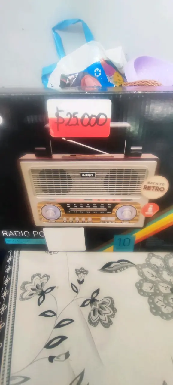 Radio retro Audiopro portátil nueva