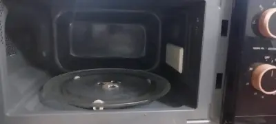 Microondas con plato giratorio y controles manuales - miniatura 1