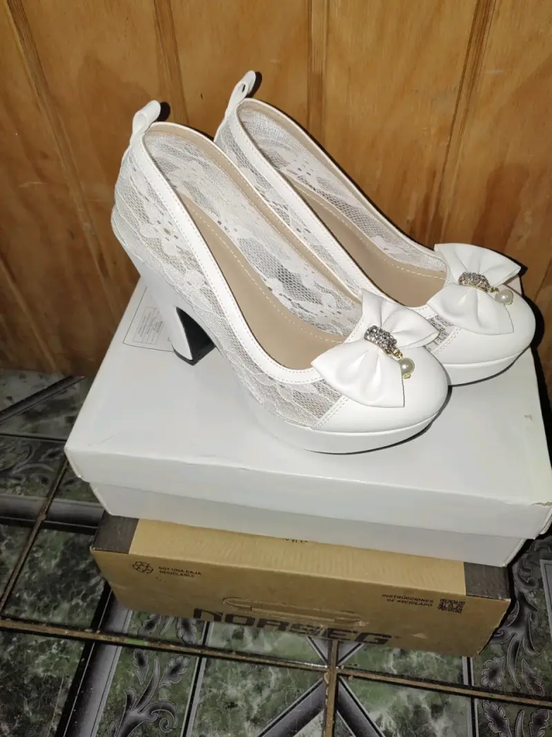 Tacones blancos de encaje con lazo decorativo - 1