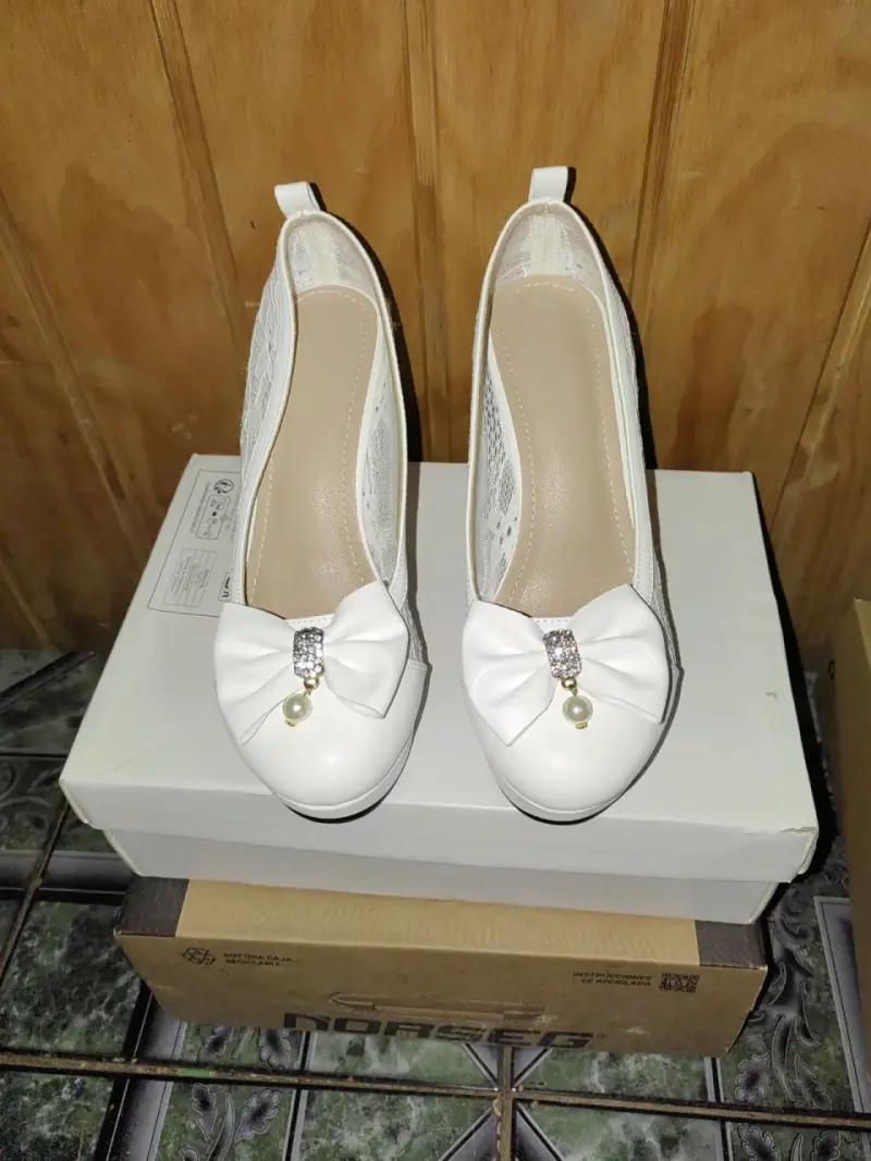 Tacones blancos de encaje con lazo decorativo - 2