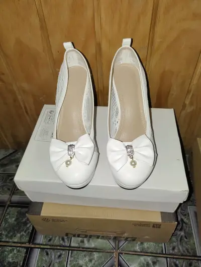 Tacones blancos de encaje con lazo decorativo - miniatura 2