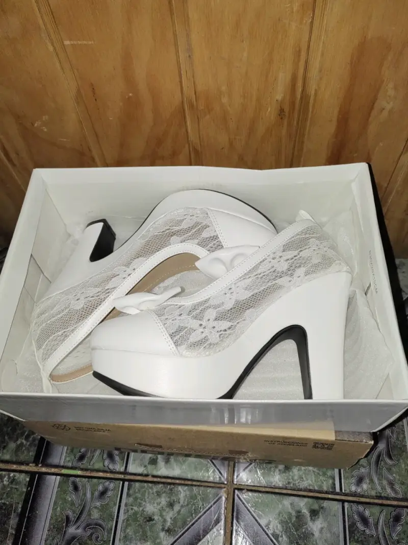 Tacones blancos de encaje con lazo decorativo - 3