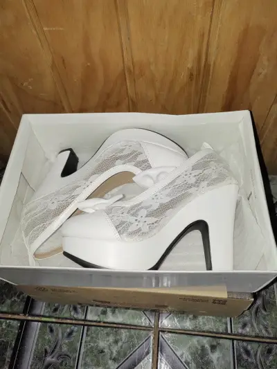 Tacones blancos de encaje con lazo decorativo - miniatura 3