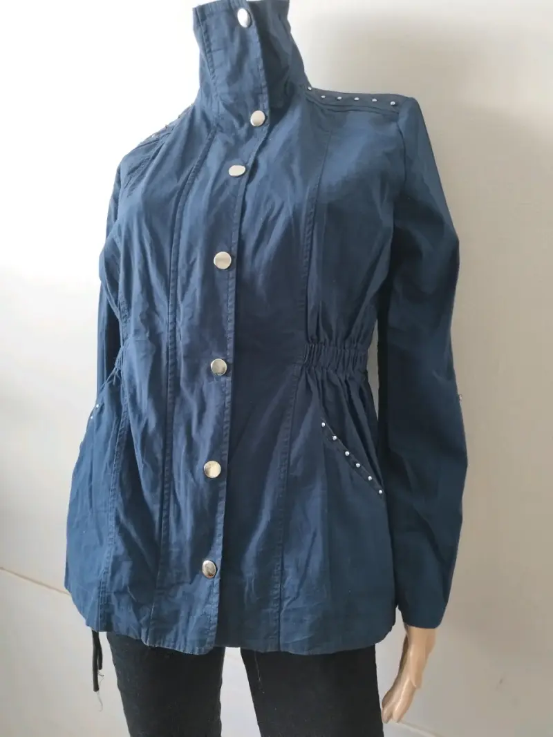 Chaqueta azul con cierre y botones - 2