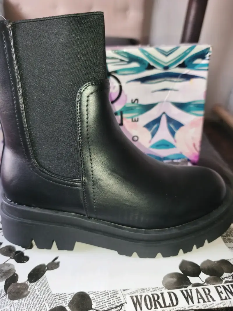 Botines de cuero negro con suela gruesa - 2