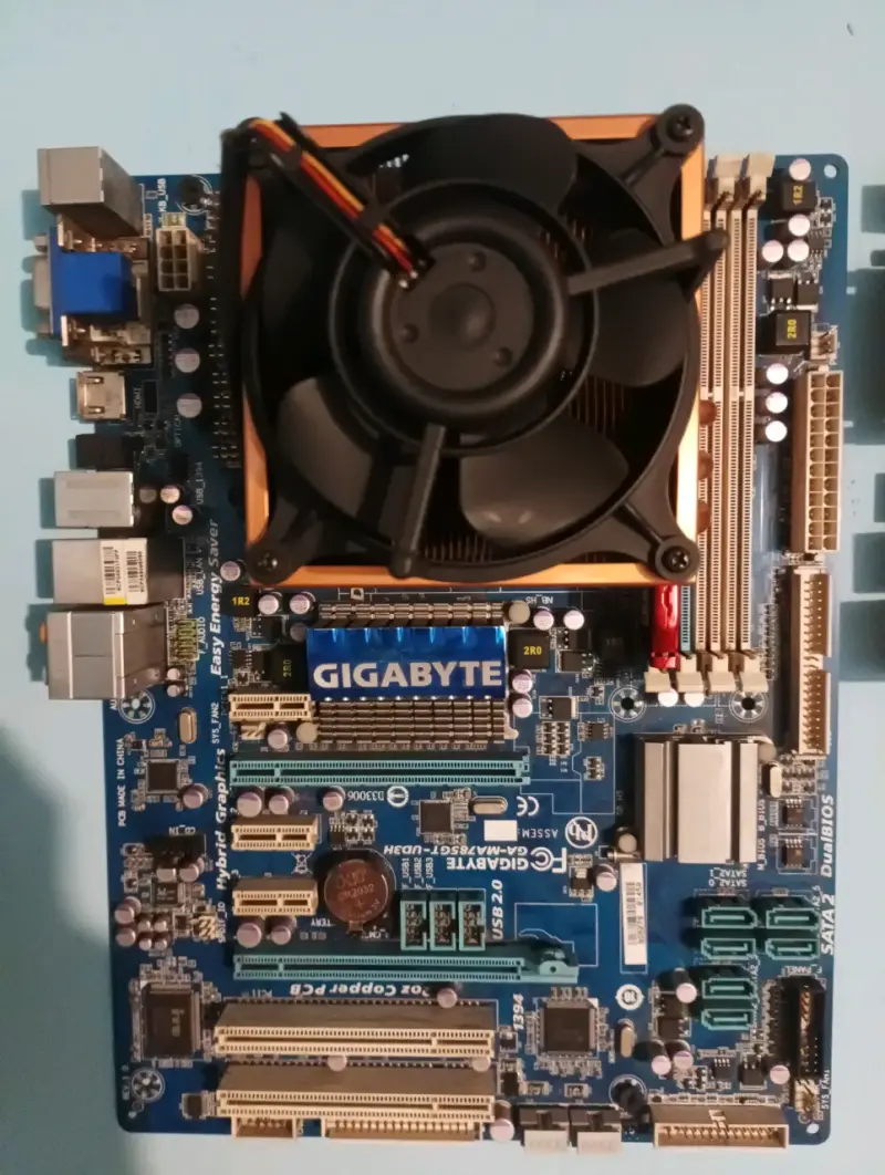 Placa madre Gigabyte con ventilador incluido