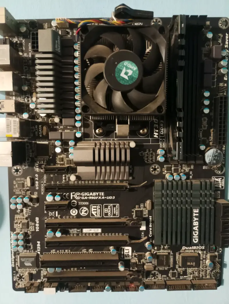Placa madre Gigabyte GA-990FXA-UD3 con ventilador