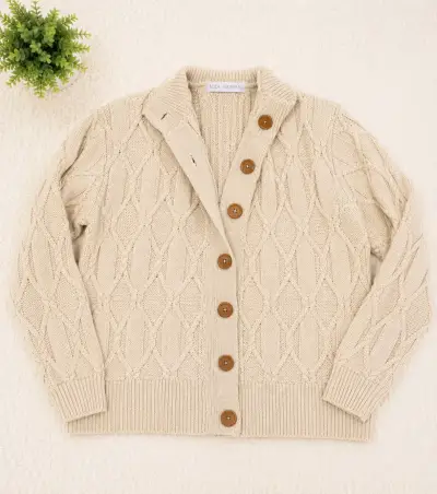 Cárdigan de punto beige con botones de madera - miniatura 2