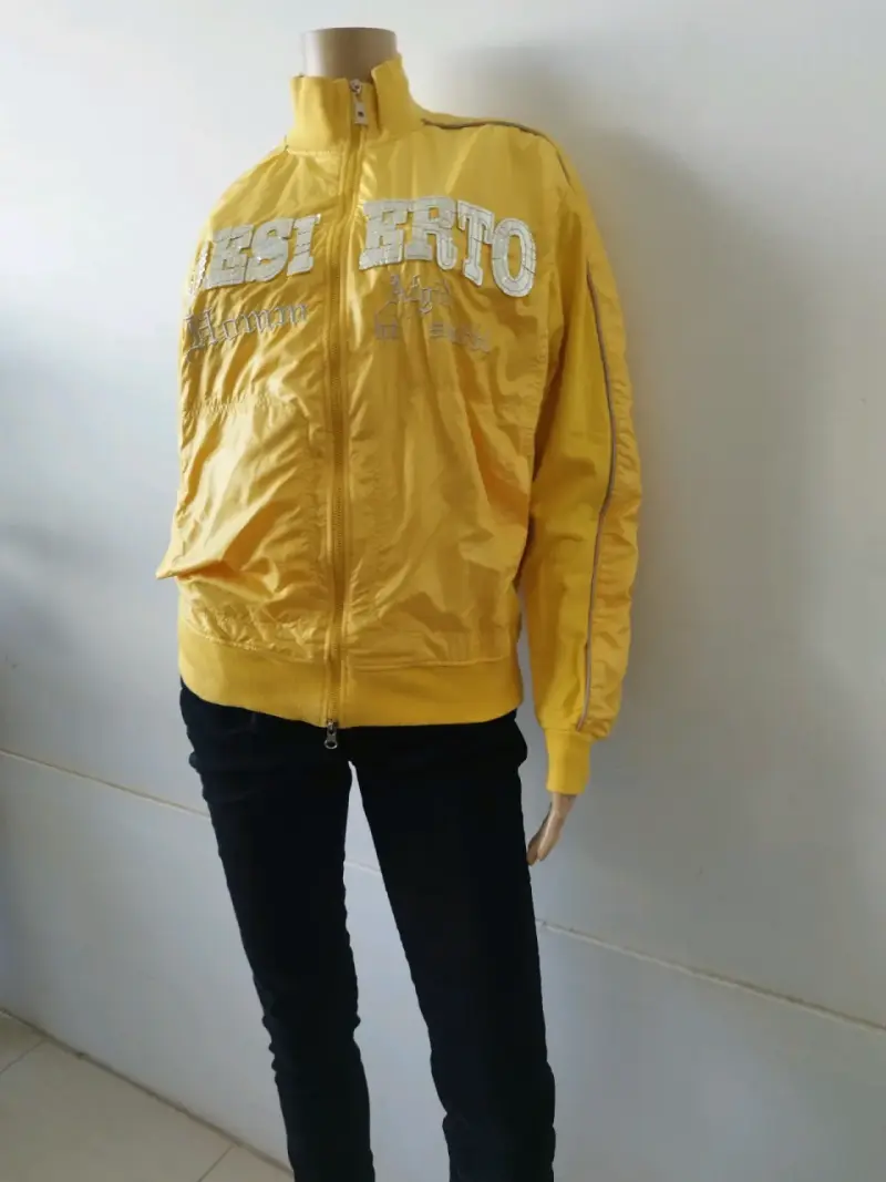 Chaqueta bomber amarilla con bordados - 2